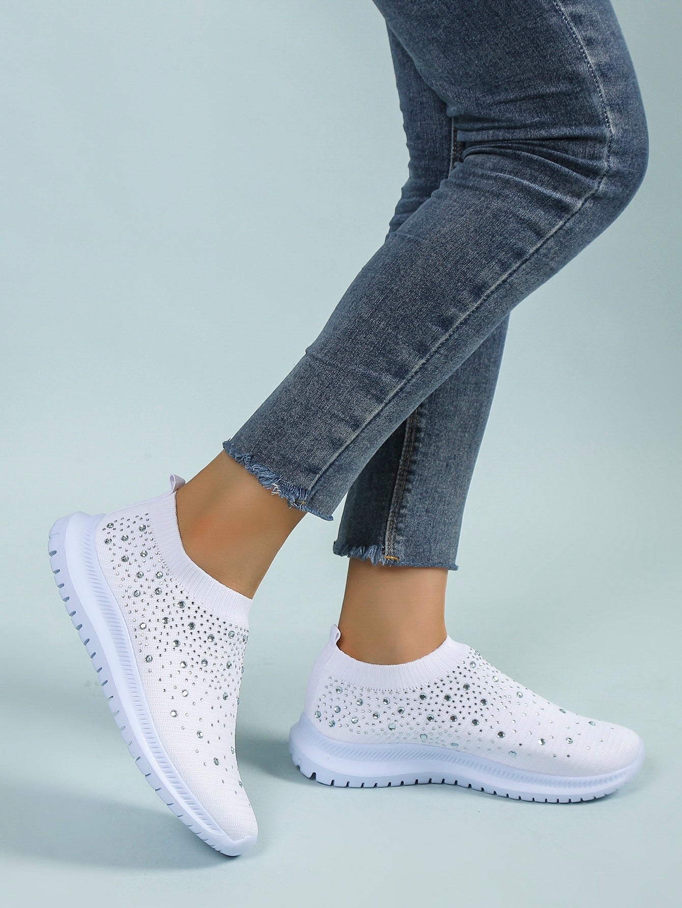 Women's Fashionable And Comfortable Casual Flat Road Running Shoes With Plastic Soles, Round Toe, And White Fabric & Glitter Detail