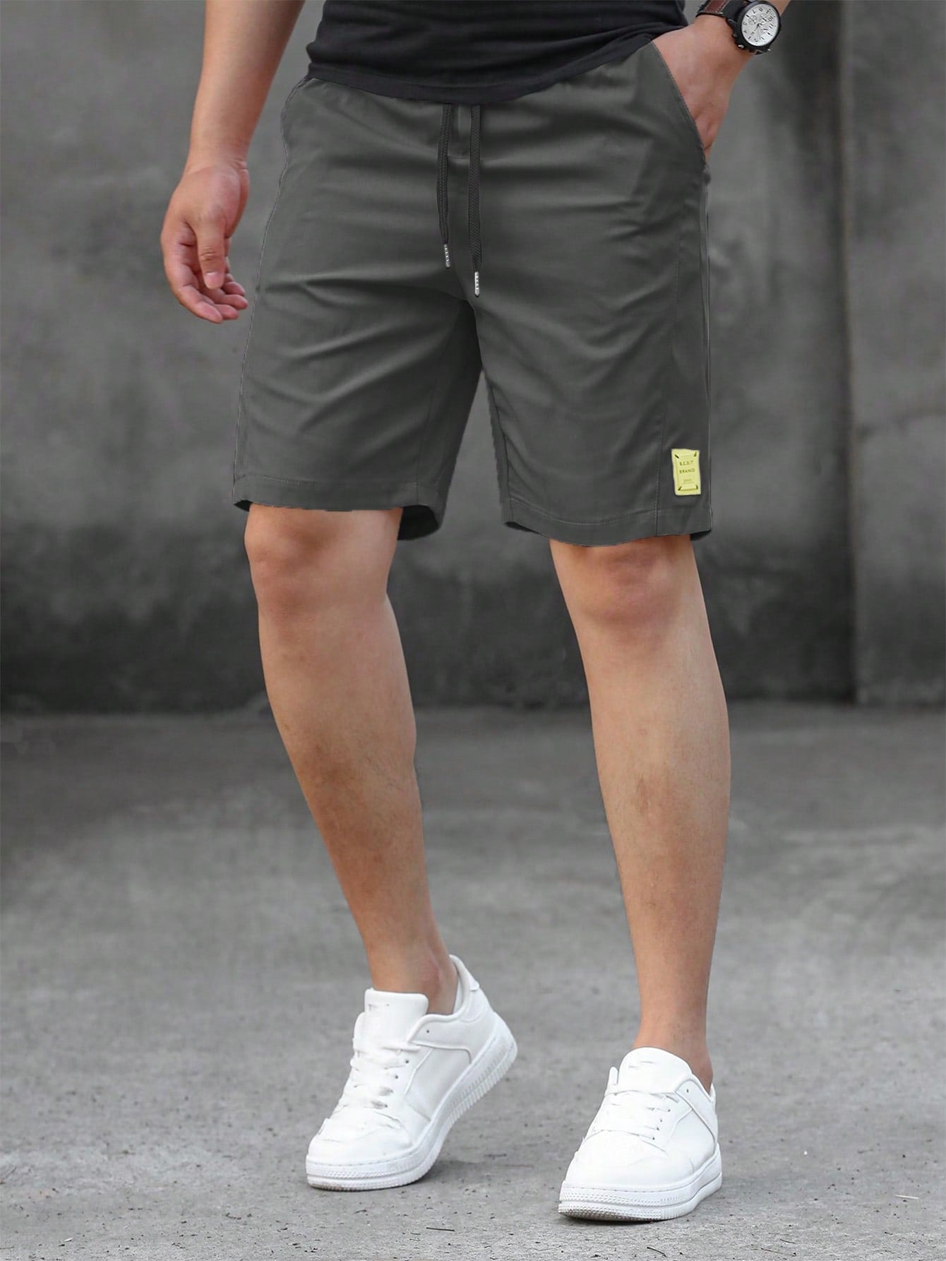 Manfinity Homme Loose Fit Men's Shorts With Letter Patch And Drawstring Waist