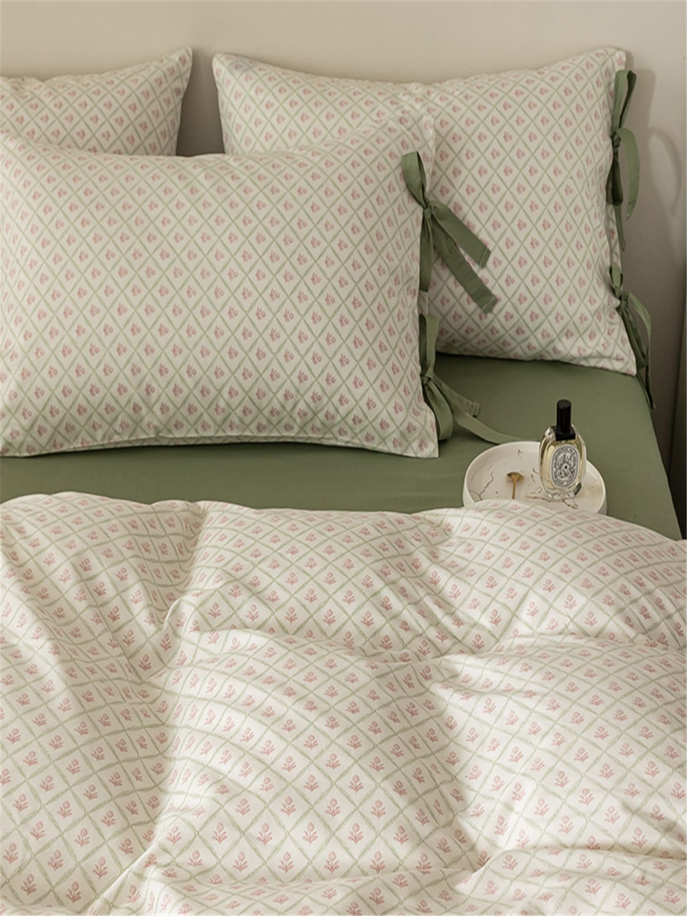 Printed Four-piece Set Clean, Fresh Floral Series Soft Fabric All Seasons Can Be Used Easy To Manage Bowknot Duvet Cover bed Sheet 2 Pillowcases