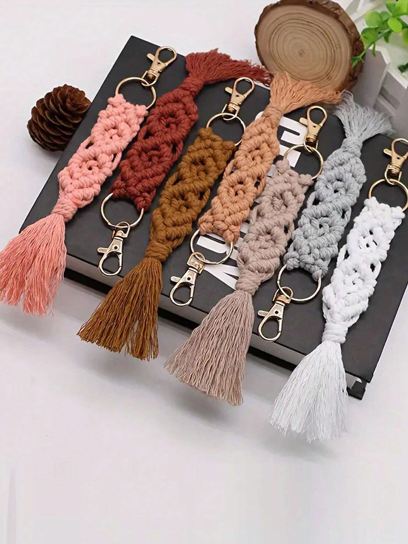 1pc Hand-Woven Tassel Keychain Pendant Creative Keychain, Backpack Pendant, Bag Charms, Birthday Gifts, DIY Accessories Party Favors,Christmas Decorations,Birthday Gift For Friends And Family(Light Grey)