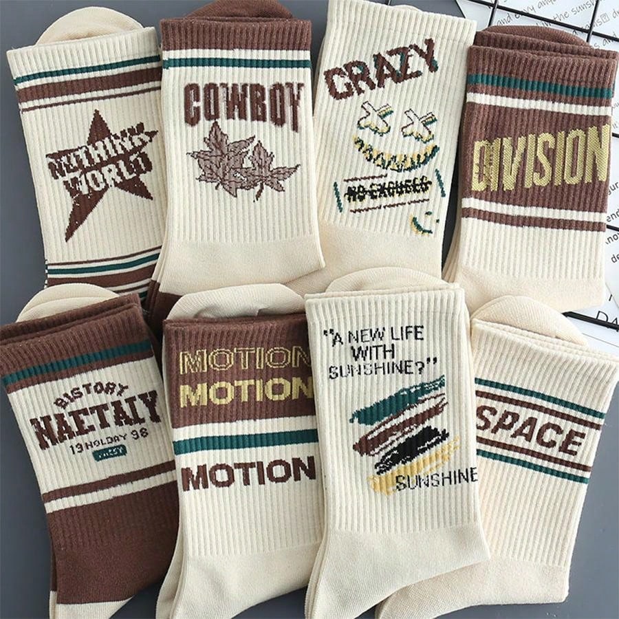 5 Pairs Random Letter Print Crew Socks For Men, Vintage American Style Athletic Basketball Socks, Trendy Tall Socks For Autumn/Winter