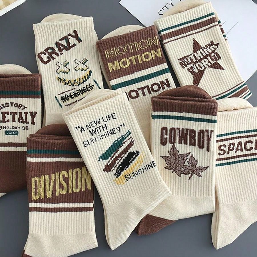 5 Pairs Random Letter Print Crew Socks For Men, Vintage American Style Athletic Basketball Socks, Trendy Tall Socks For Autumn/Winter