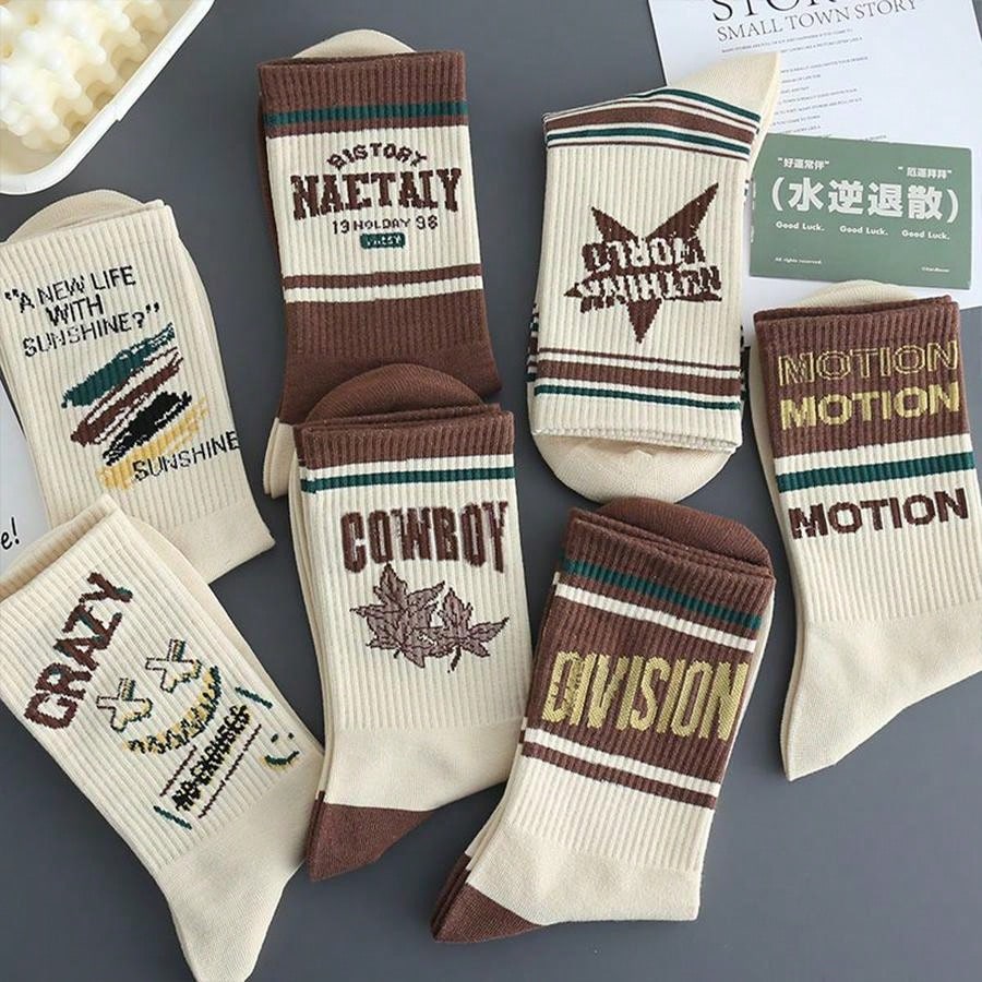 5 Pairs Random Letter Print Crew Socks For Men, Vintage American Style Athletic Basketball Socks, Trendy Tall Socks For Autumn/Winter