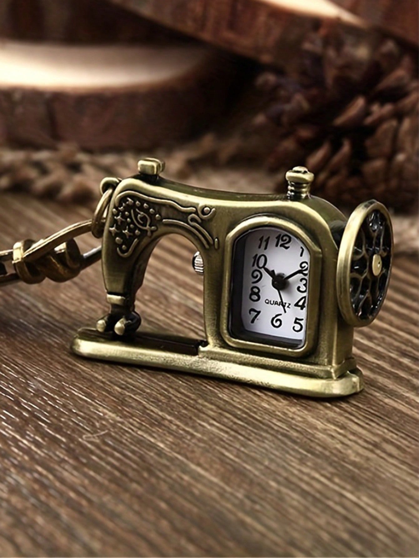 1pc Sewing Machine Shape Pocket Watch Vintage Bronze Keychain,Novelty Quartz Watch Keychain Pendant Bag Accessories Creative Gift Nurse Watch,Valentine'S Day Gifts,Gifts For Friends Key Chain Charms