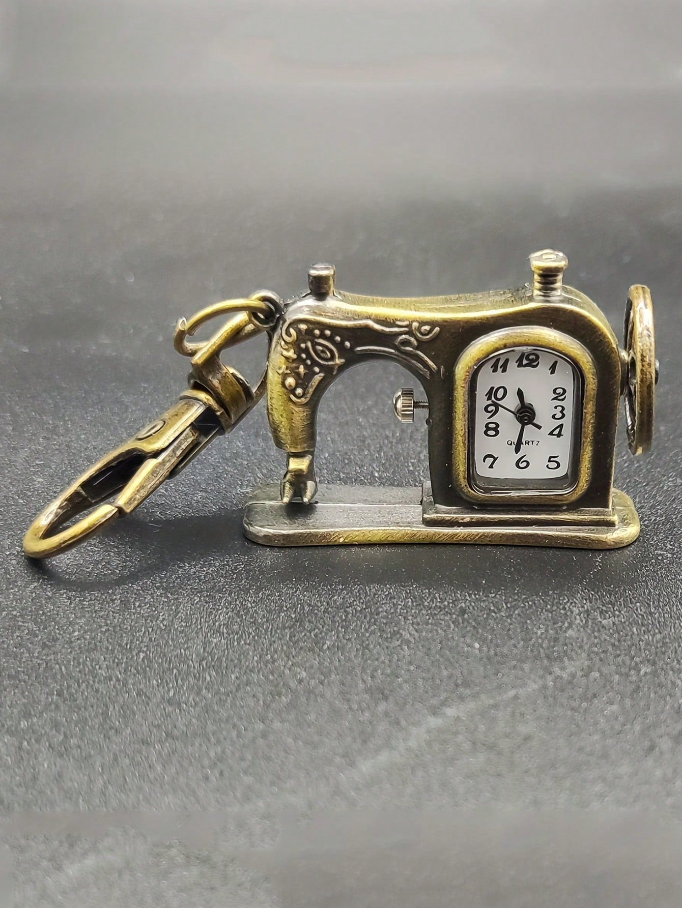 1pc Sewing Machine Shape Pocket Watch Vintage Bronze Keychain,Novelty Quartz Watch Keychain Pendant Bag Accessories Creative Gift Nurse Watch,Valentine'S Day Gifts,Gifts For Friends Key Chain Charms