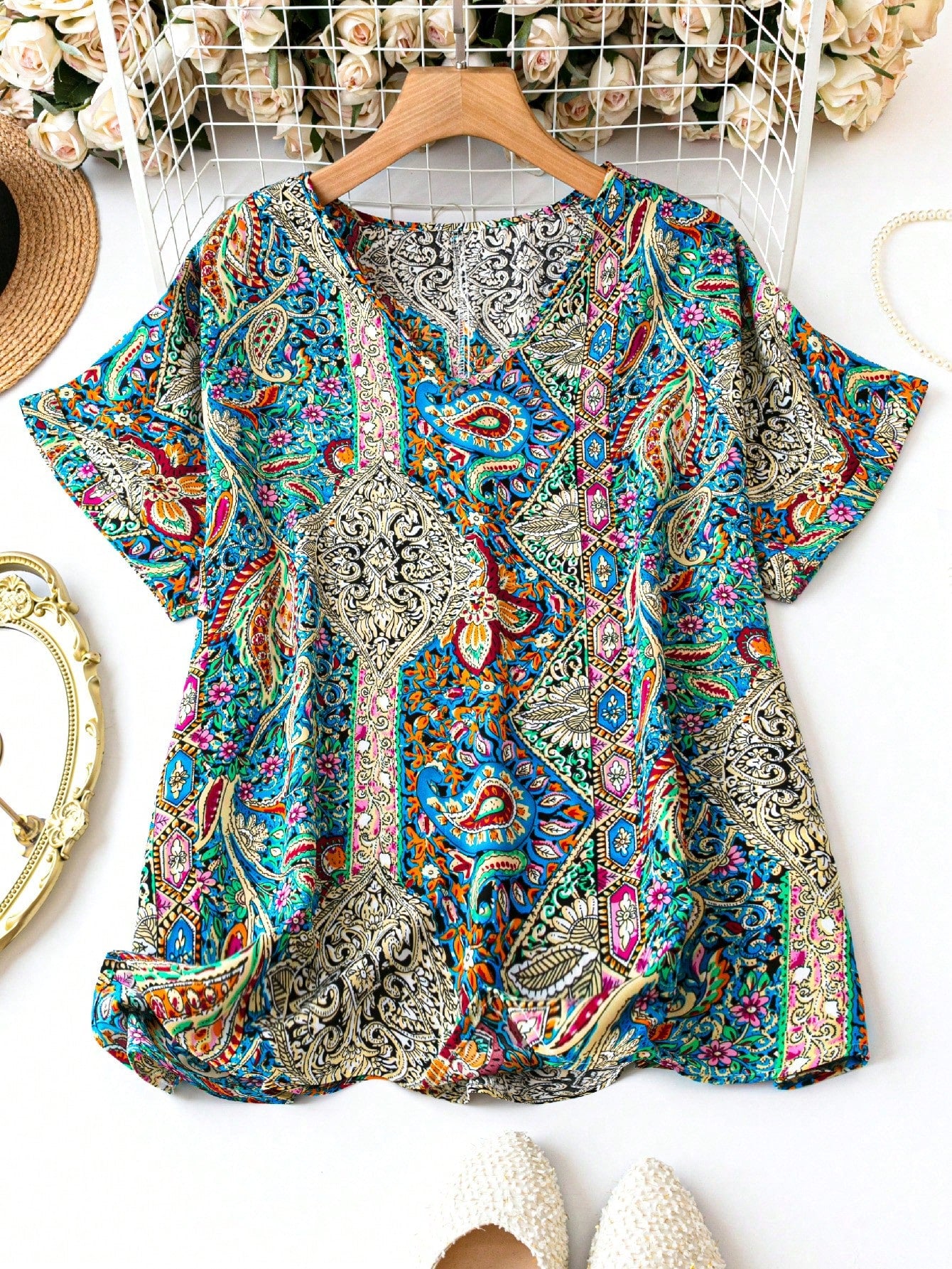 EMERY ROSE Plus Size Paisley Print Full Coverage V-Neck Blouse