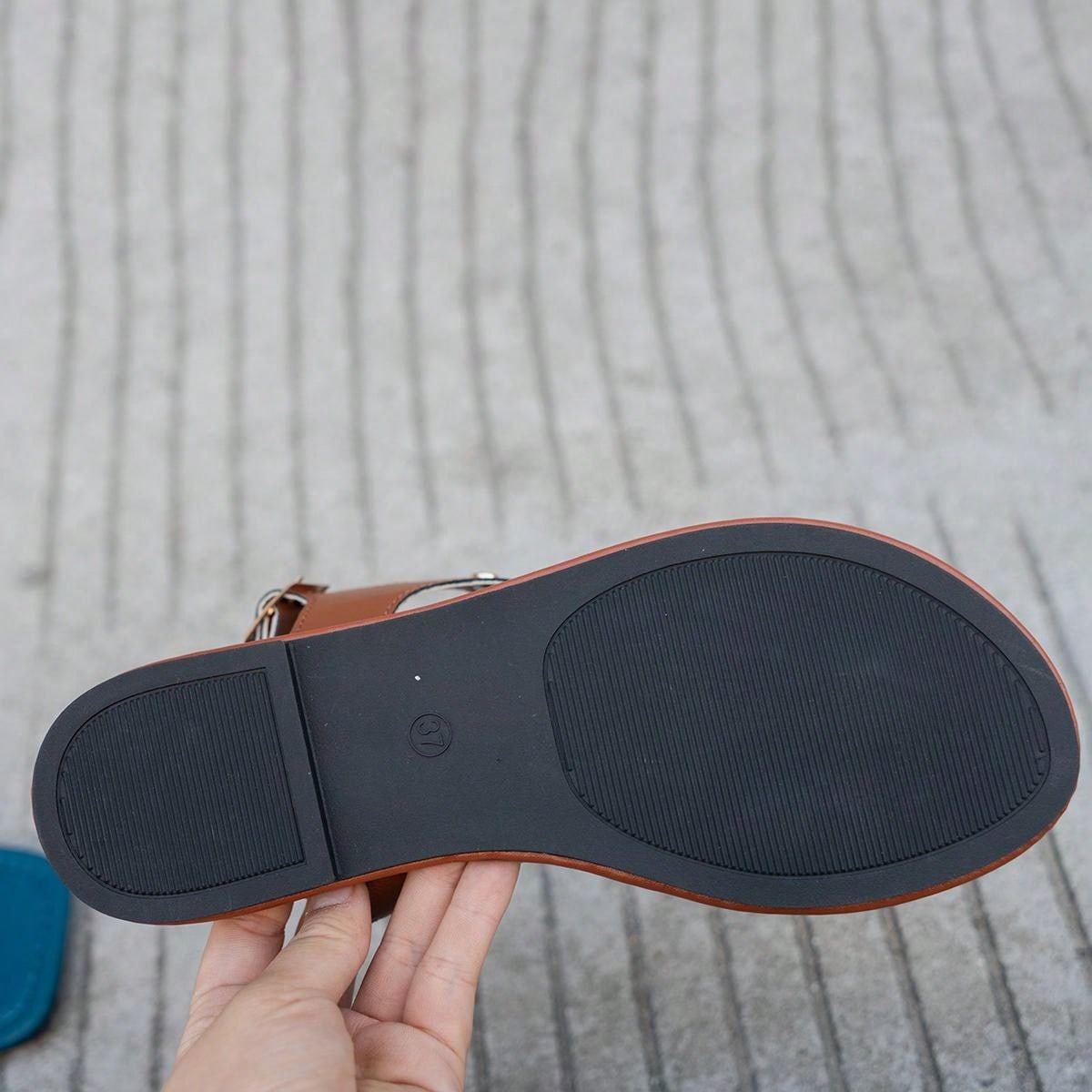 2024 New Style Women's Outdoor Flat Sandals, Fashionable And Simple, With Toe Clip And Buckle, Beach Style