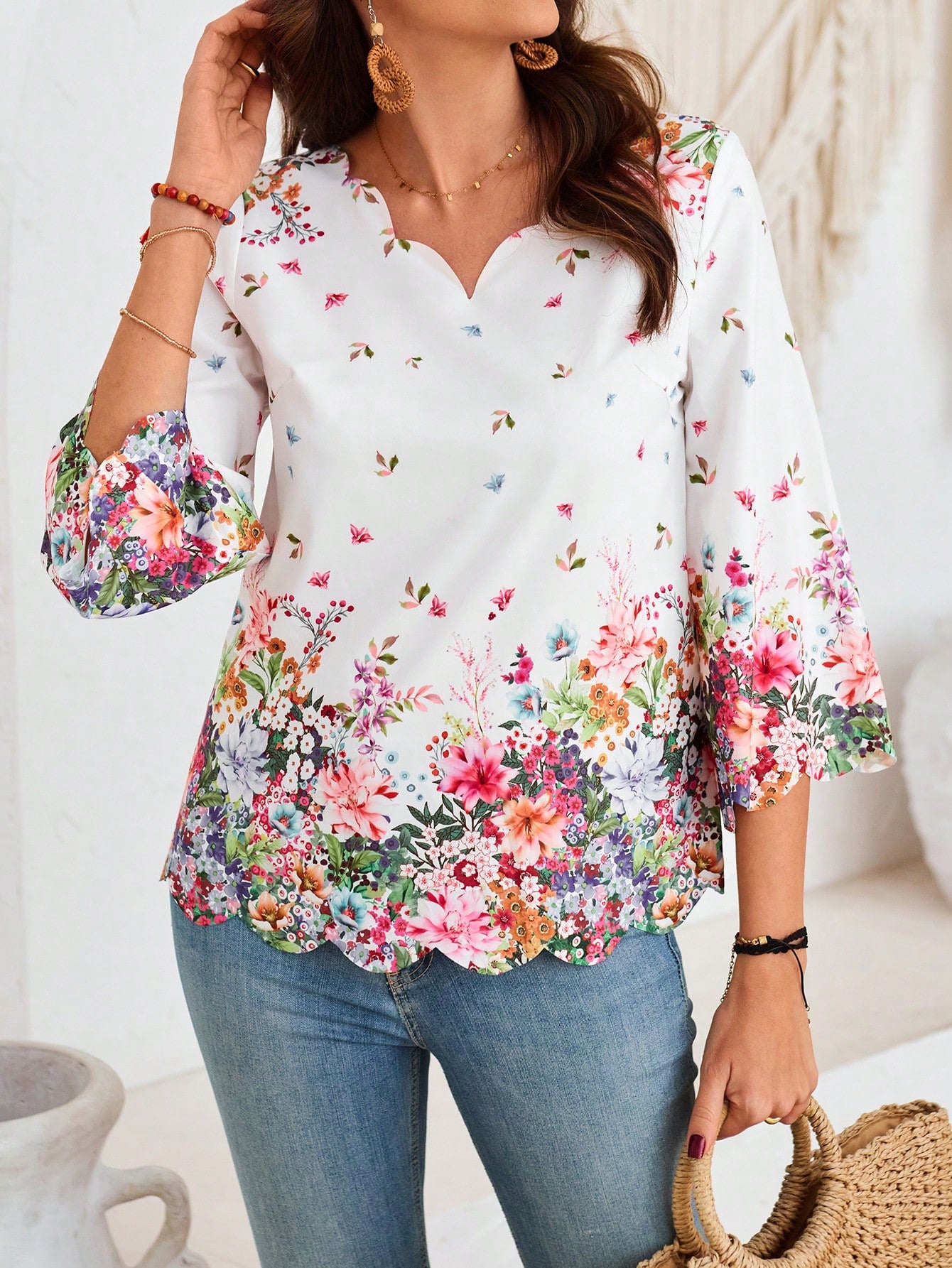 EMERY ROSE Women's Positioned Floral Print Scalloped V-Neck Mid-Sleeve Shirt