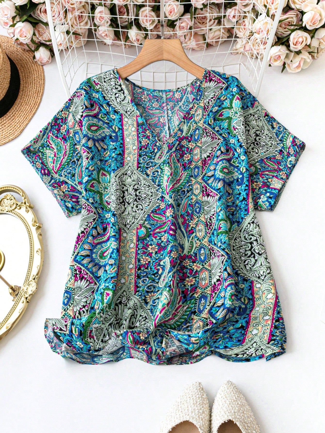 EMERY ROSE Plus Size Paisley Print Full Coverage V-Neck Blouse