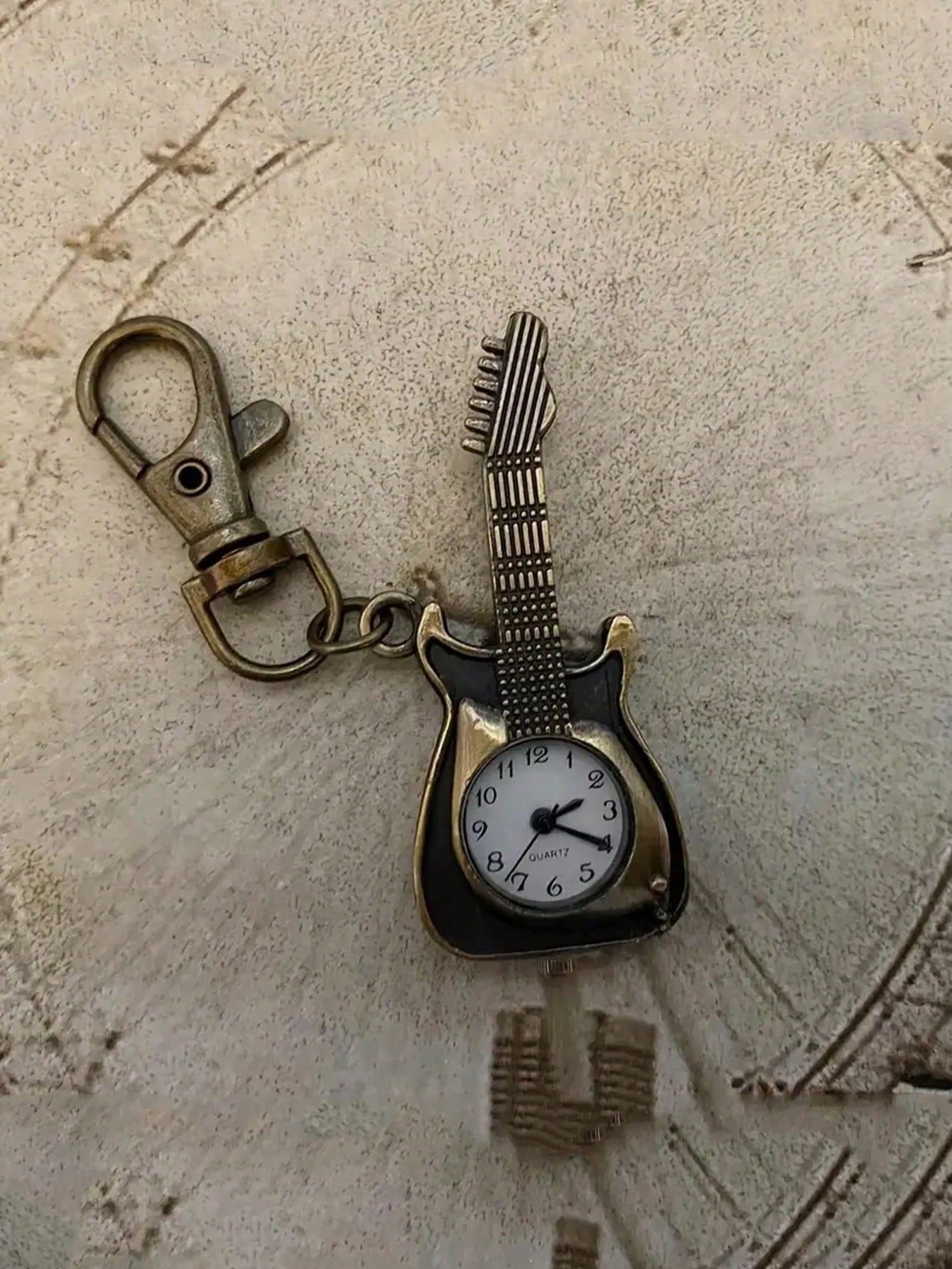 1pc Sewing Machine Shape Pocket Watch Vintage Bronze Keychain,Novelty Quartz Watch Keychain Pendant Bag Accessories Creative Gift Nurse Watch,Valentine'S Day Gifts,Gifts For Friends Key Chain Charms