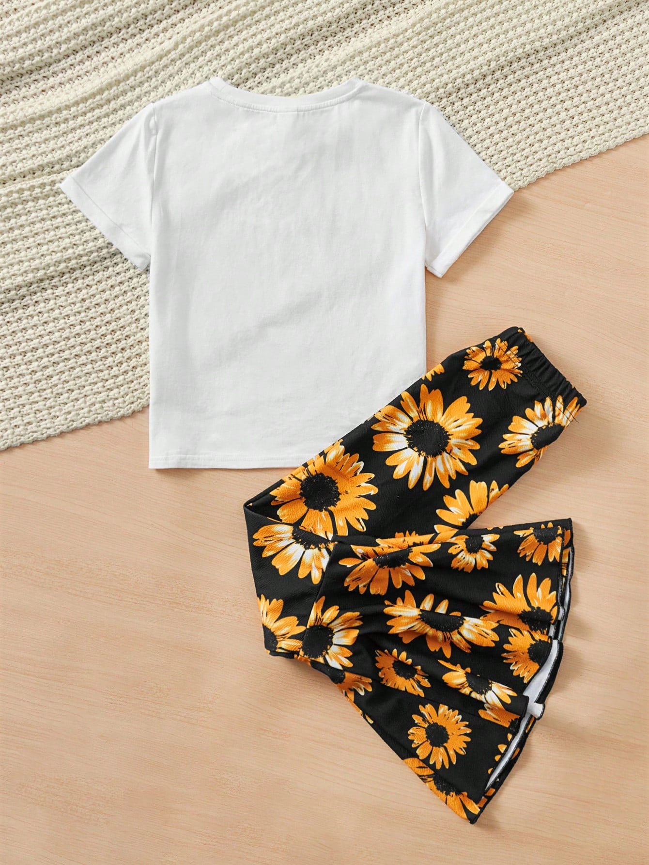 Tween Girl Figure Graphic Tee & Sunflower Print Flare Leg Pants