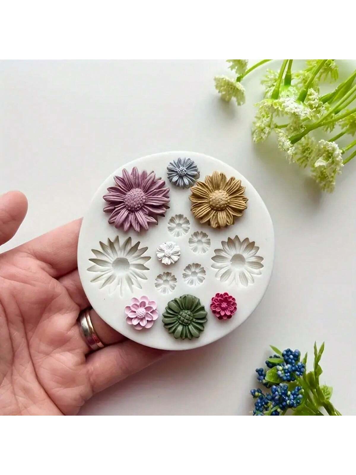 Versatile Round Flower Silicone Mold: Perfect For DIY Crafts, Jewellery Making, Baking Candies & Chocolates - Durable And Creative Design