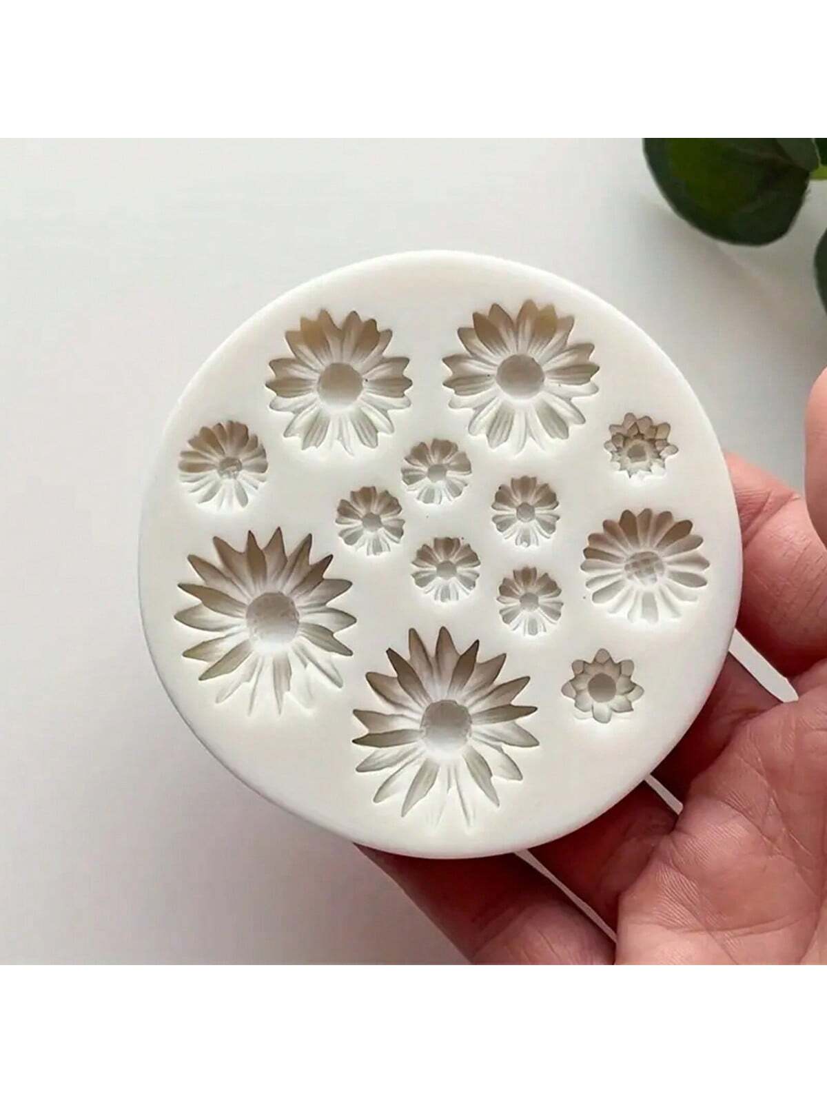 Versatile Round Flower Silicone Mold: Perfect For DIY Crafts, Jewellery Making, Baking Candies & Chocolates - Durable And Creative Design