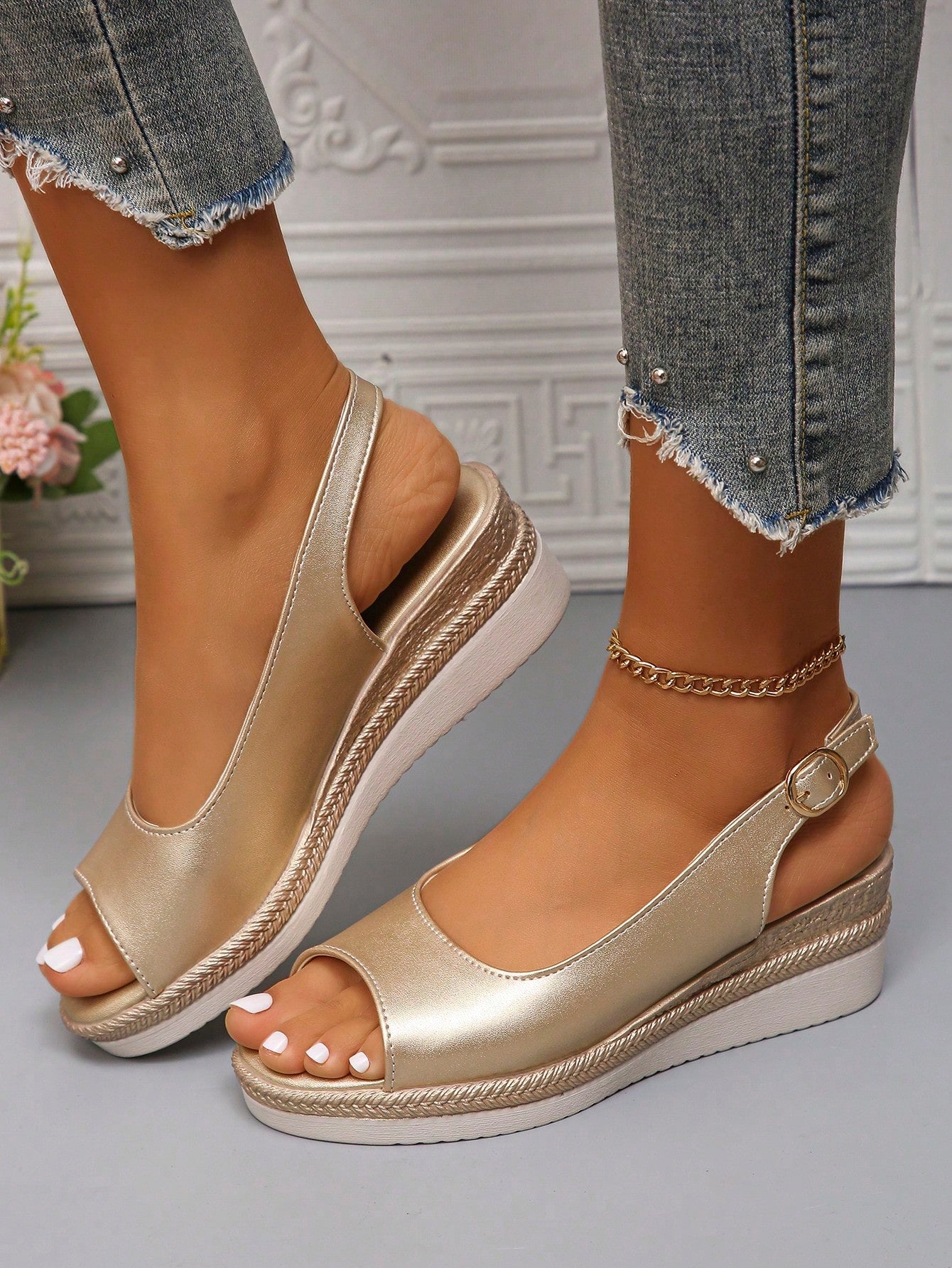 Summer New Fashionable Mid-Aged Mothers' Gold Peep Toe Thick-Soled Sandals With Wedges