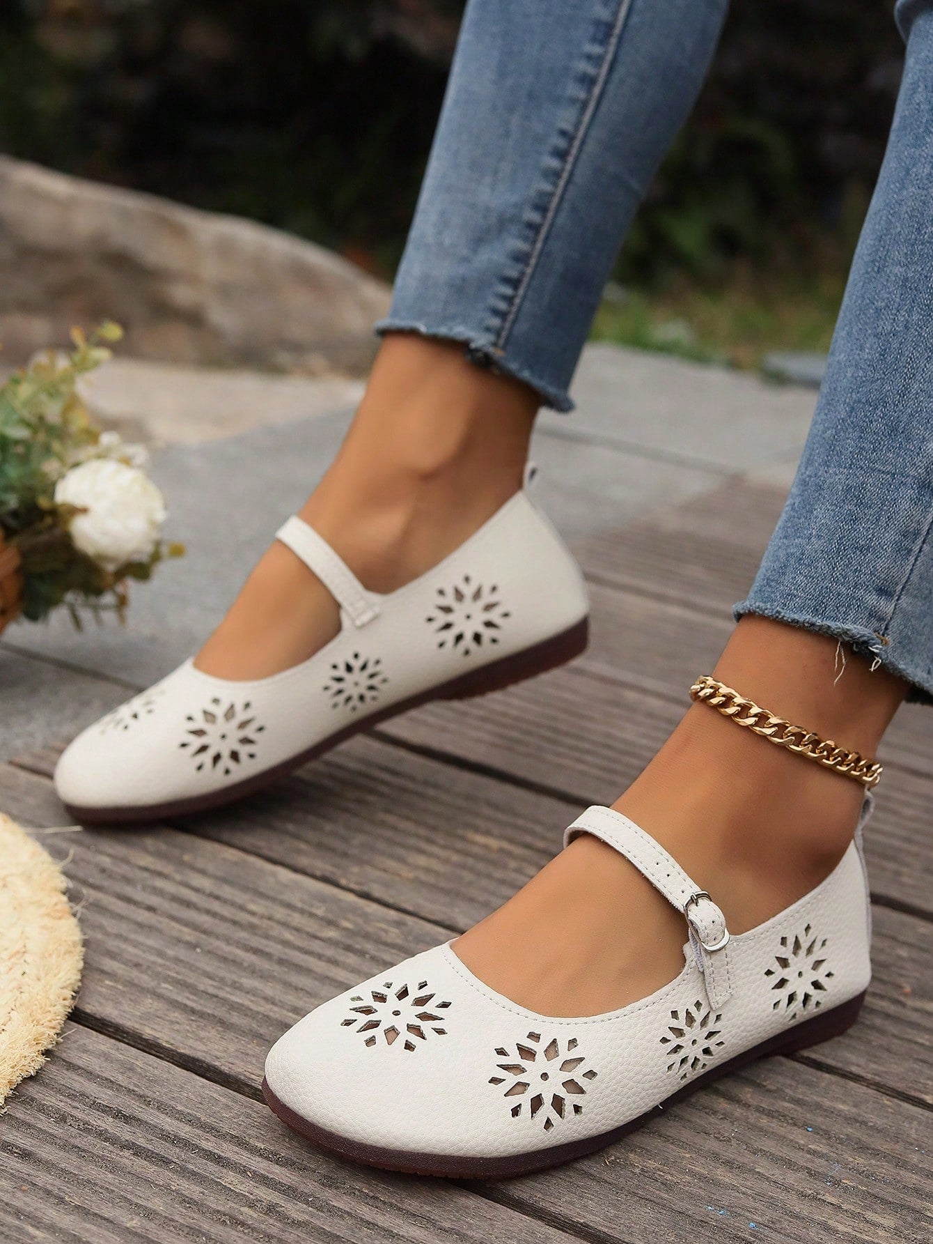 Vintage Low-Heeled Shoes With Hollowed-Out Design, Large Size, Autumn New Flat Mom Shoes, Women's Casual Shoes