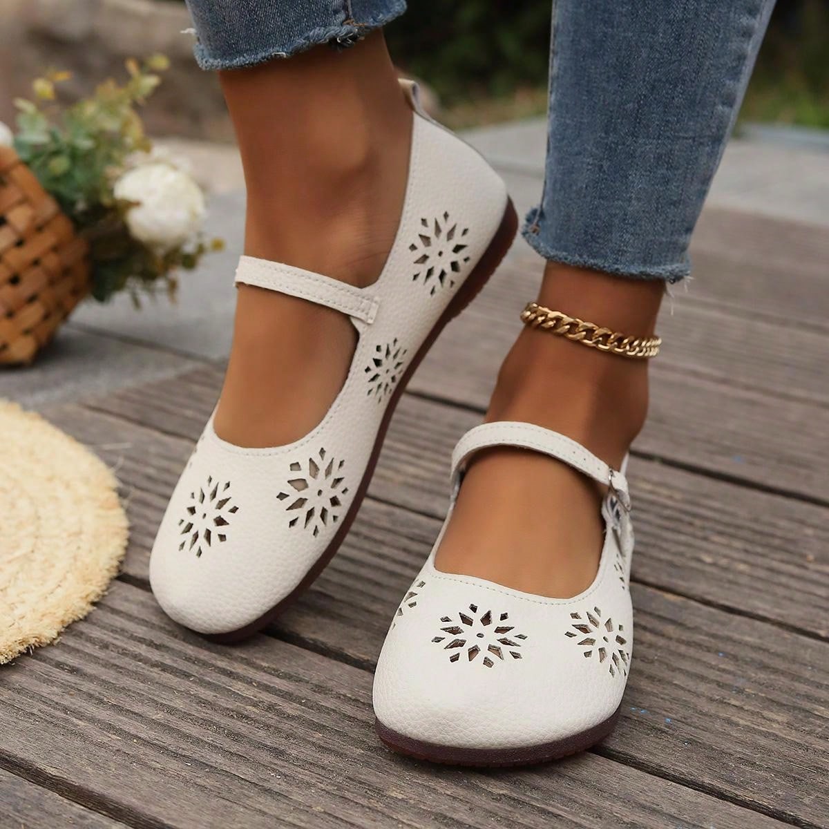 Vintage Low-Heeled Shoes With Hollowed-Out Design, Large Size, Autumn New Flat Mom Shoes, Women's Casual Shoes