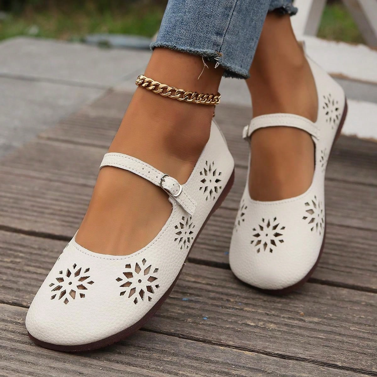 Vintage Low-Heeled Shoes With Hollowed-Out Design, Large Size, Autumn New Flat Mom Shoes, Women's Casual Shoes