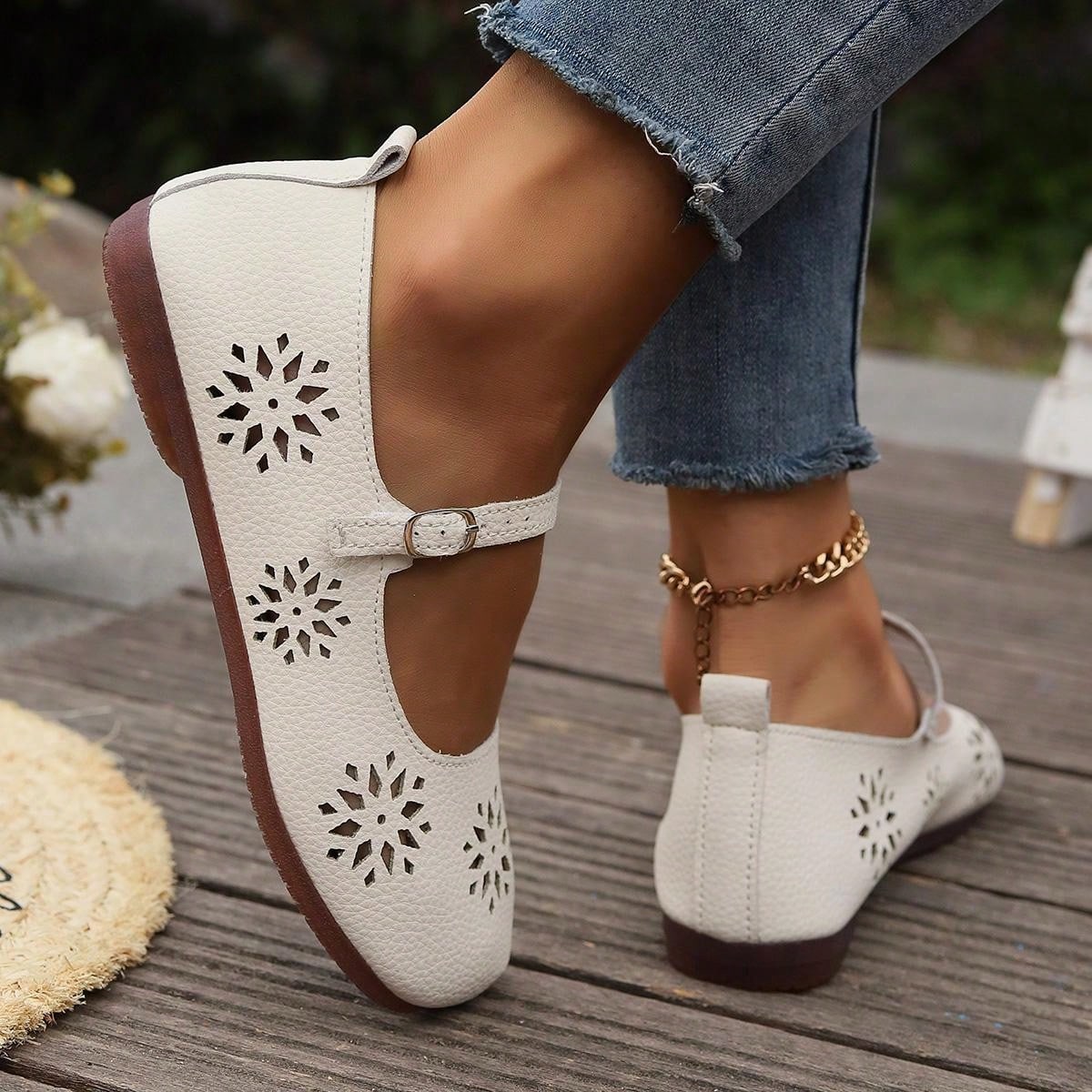 Vintage Low-Heeled Shoes With Hollowed-Out Design, Large Size, Autumn New Flat Mom Shoes, Women's Casual Shoes