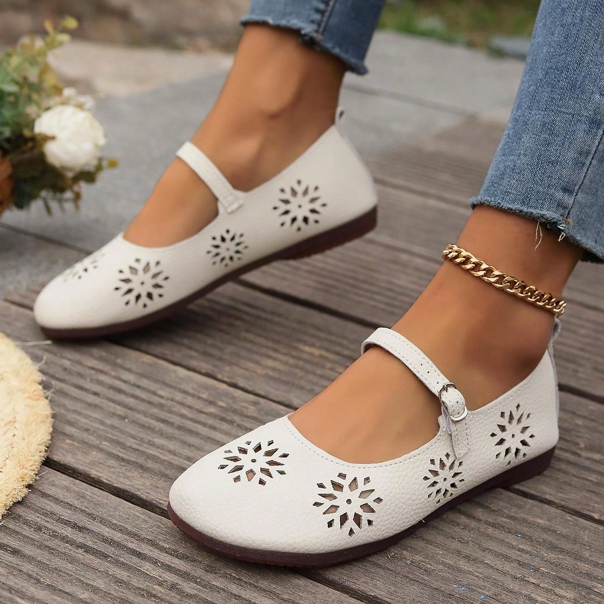 Vintage Low-Heeled Shoes With Hollowed-Out Design, Large Size, Autumn New Flat Mom Shoes, Women's Casual Shoes