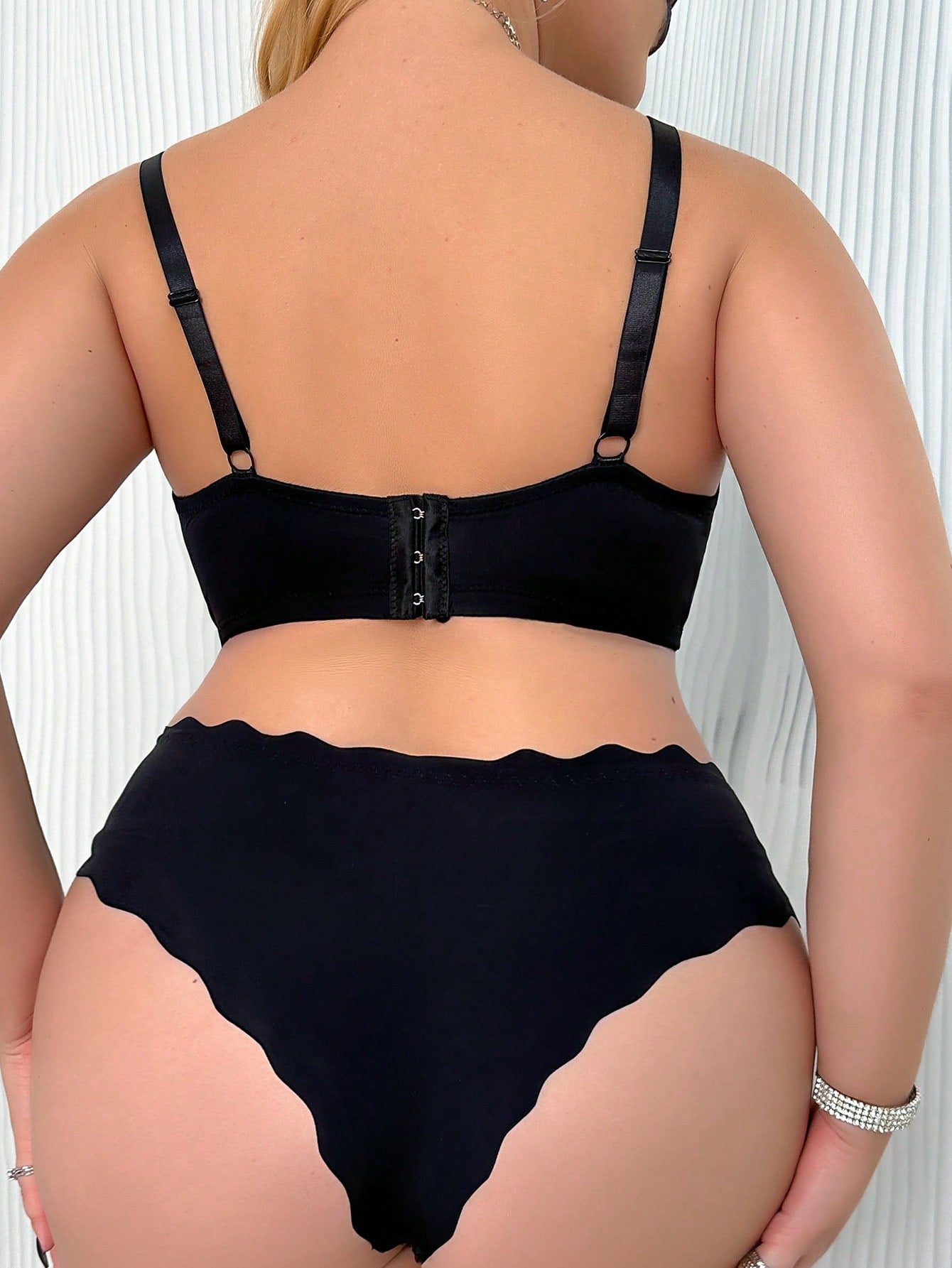 Plus Size Seamless Solid Color Bra & Panty Underwear Set With Scalloped Trim