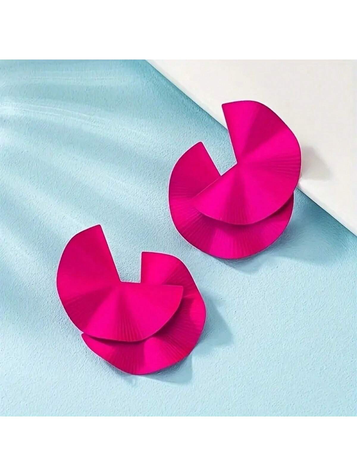 Fashionable New Twisty Fan-Shaped Stud Earrings