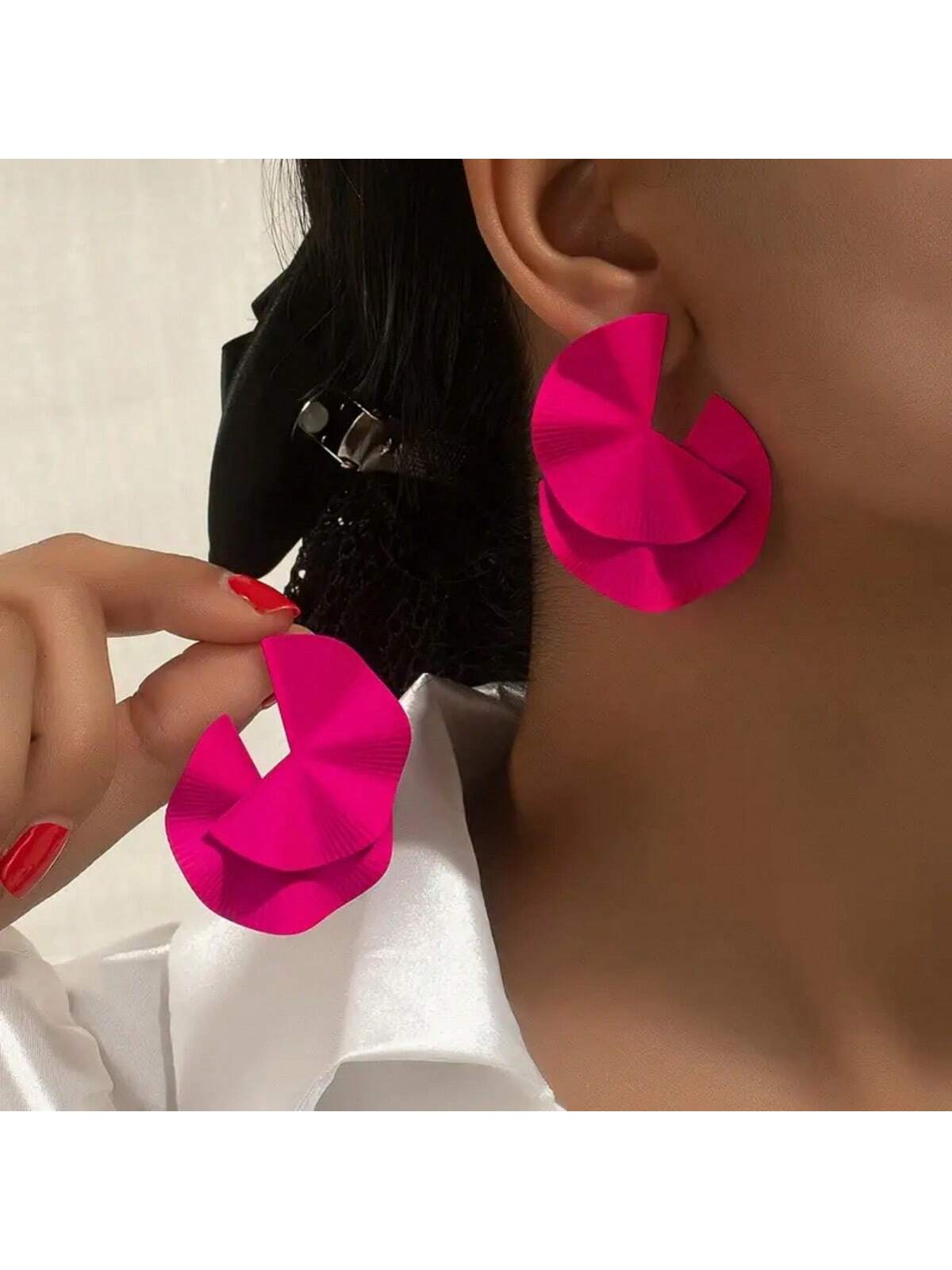 Fashionable New Twisty Fan-Shaped Stud Earrings