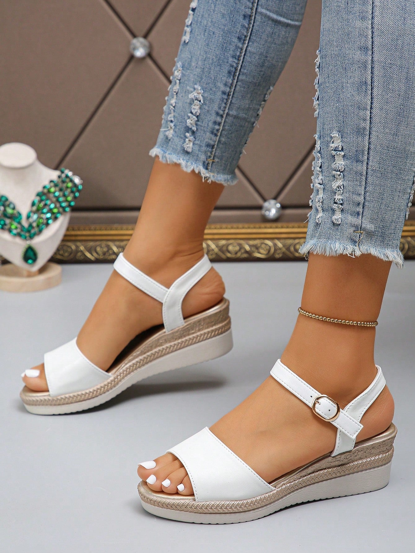 New Summer Style Fashionable Comfortable White Platform Wedge Sandals With Back Strap For Mature Women