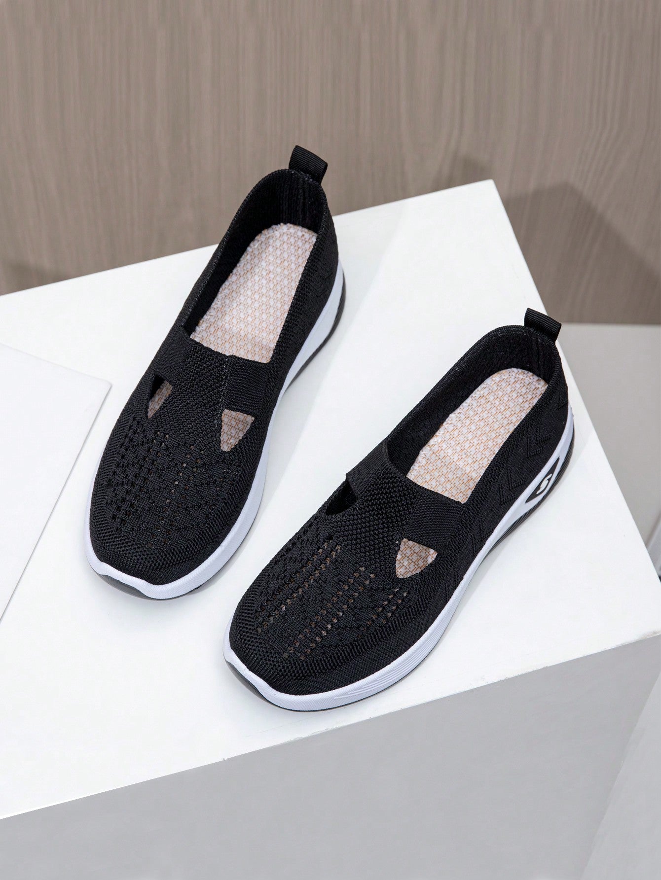 Women's Casual Flat Shoes Comfortable Breathable Athletic Slip-On Sneakers