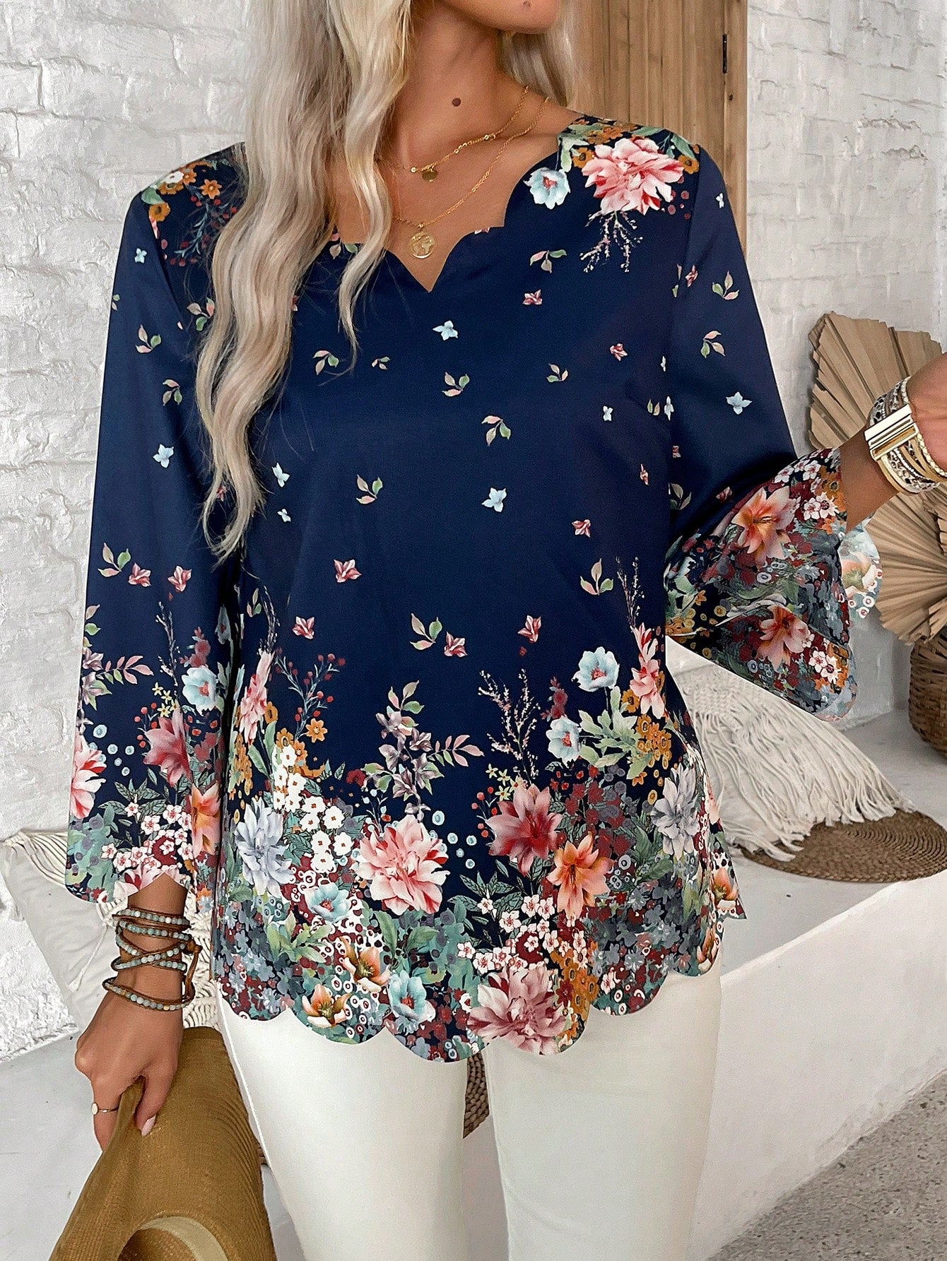 EMERY ROSE Women's Positioned Floral Print Scalloped V-Neck Mid-Sleeve Shirt