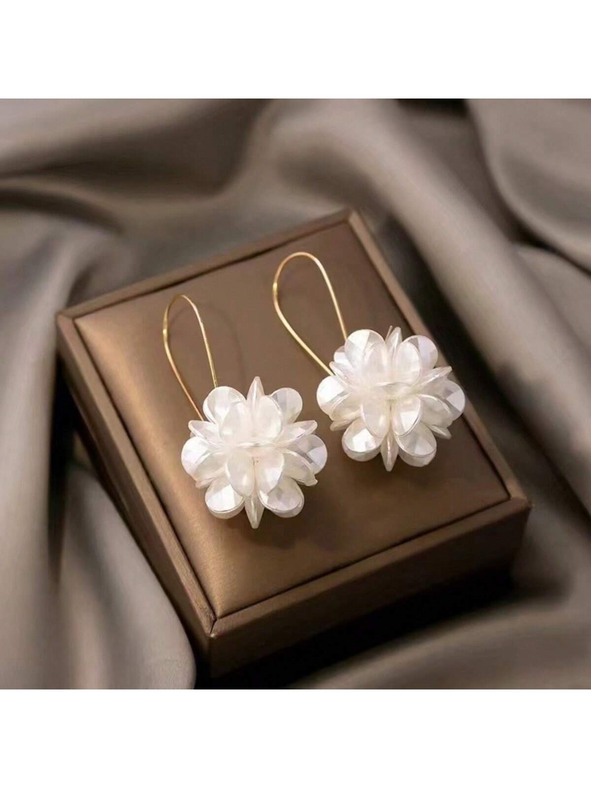 1pair French Style Exaggerated Design Long Ball Flower Earrings For Women, Simple White Petal Geometric Ear Studs Elegant Ear Drops For Women