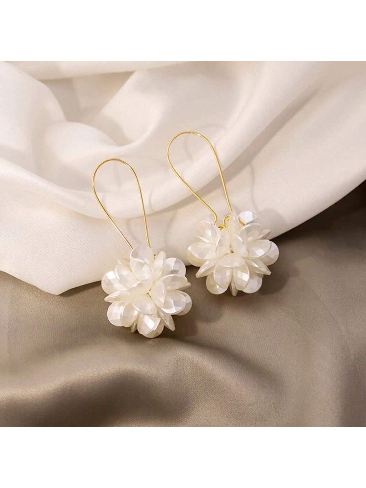 1pair French Style Exaggerated Design Long Ball Flower Earrings For Women, Simple White Petal Geometric Ear Studs Elegant Ear Drops For Women