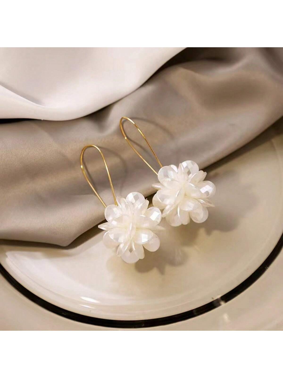 1pair French Style Exaggerated Design Long Ball Flower Earrings For Women, Simple White Petal Geometric Ear Studs Elegant Ear Drops For Women