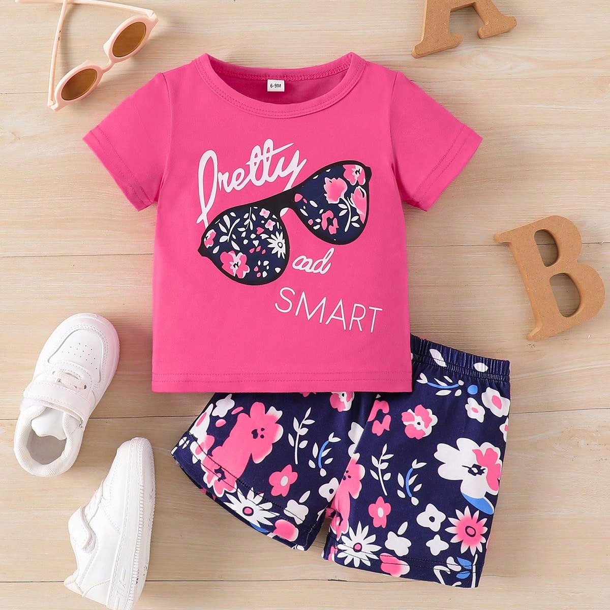 Baby Girls' Cute Glasses Allover Print Short Sleeve Top And Allover Print Shorts Set For Summer Casual Outfits