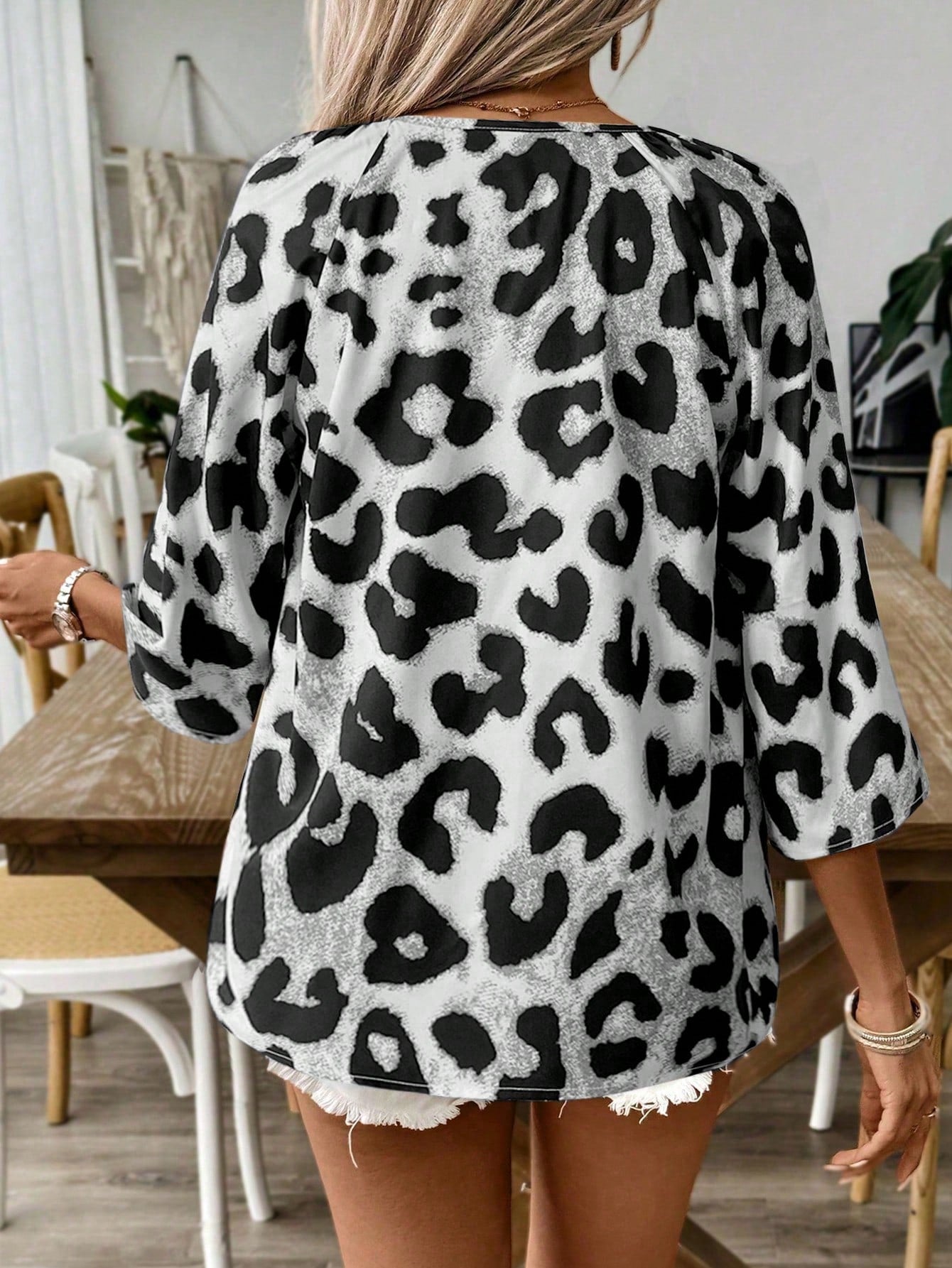 LUNE Women's V-Neck Long Sleeve Fashionable Leopard Print Casual Loose Comfortable Blouse