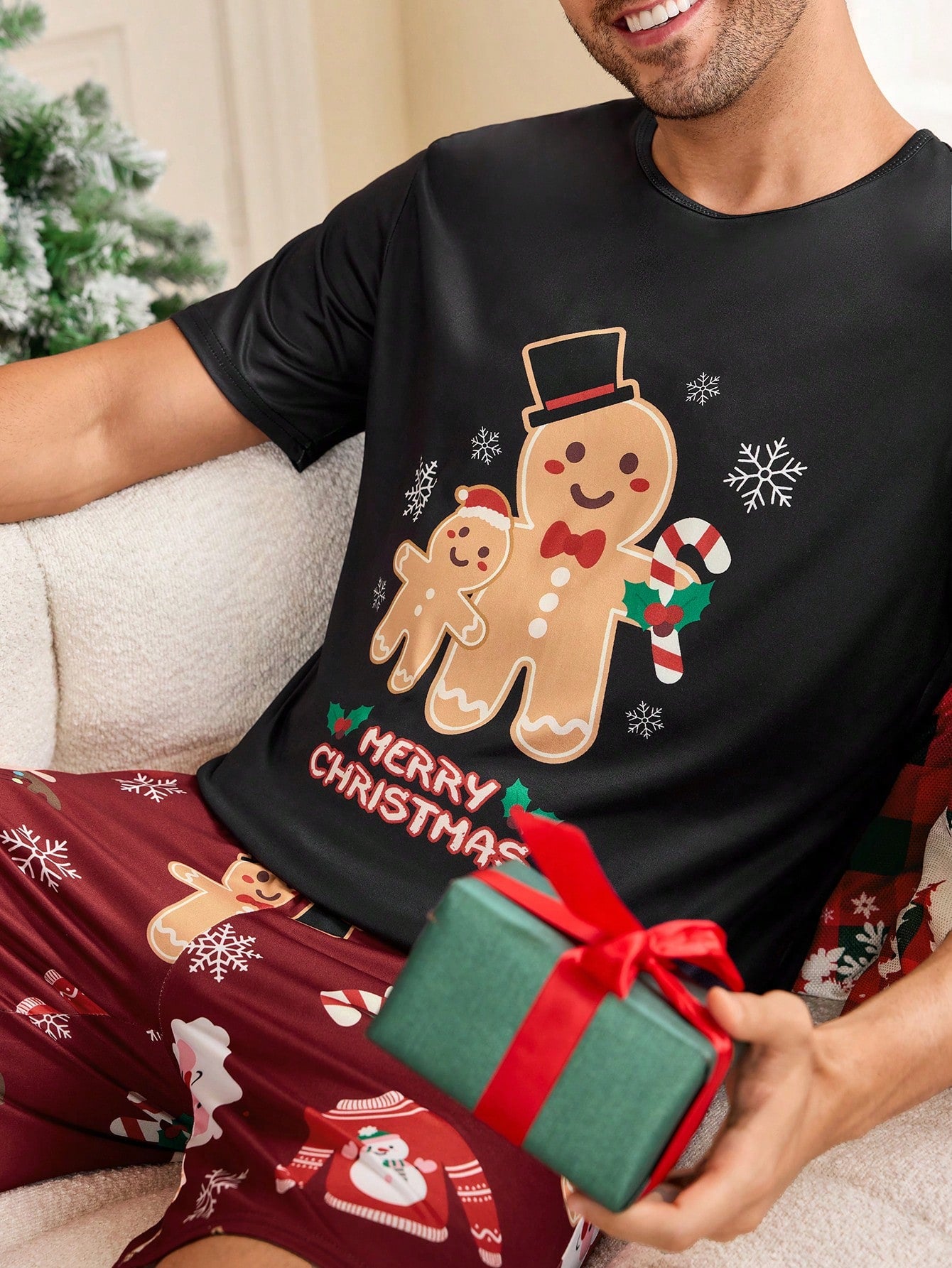 CoupledUp 2pcs Men's Christmas Theme Printed Crew Neck Tee And Shorts Pajama Set