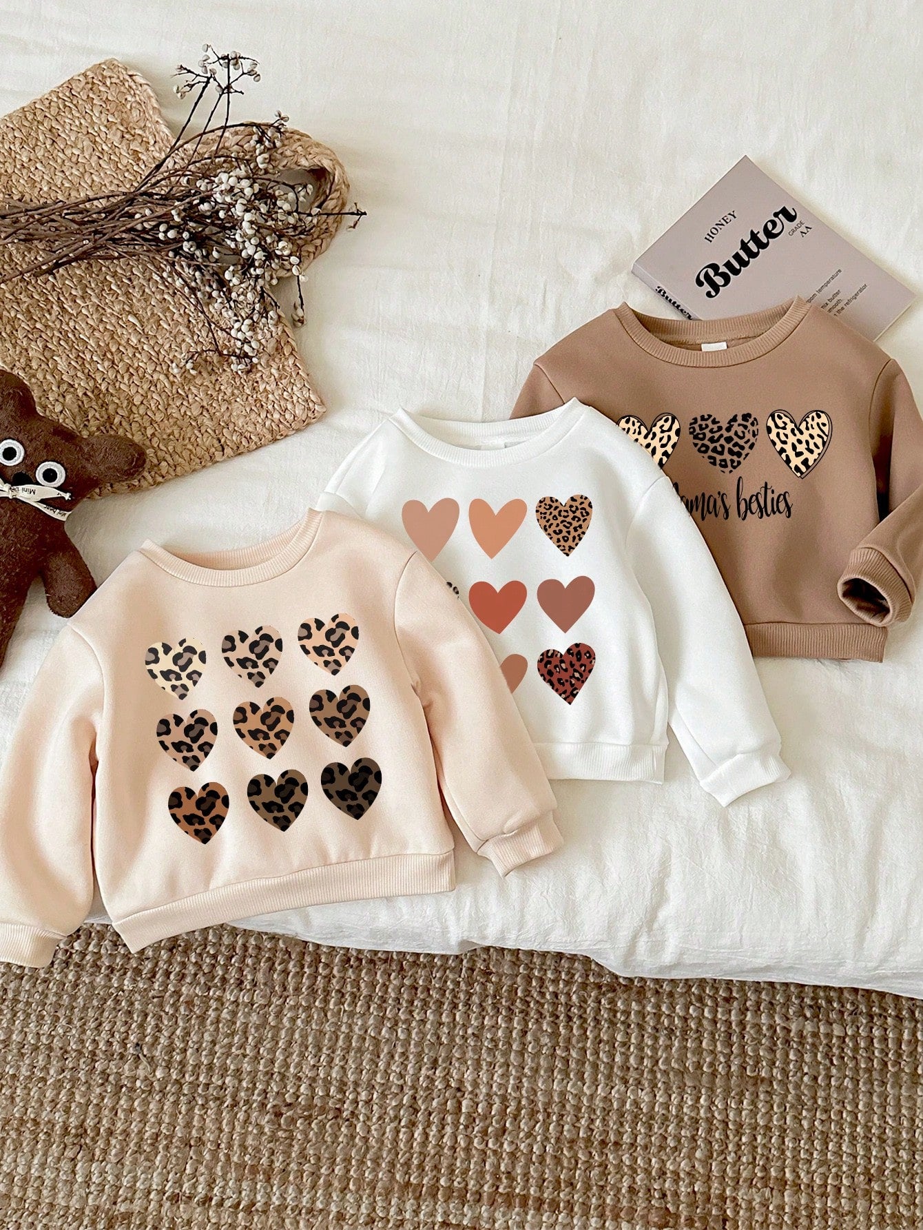 3pcs/Set Baby Girl Casual Chic Cute Cartoon Leopard & Heart Print White, Beige, Camel Thickened Thermal Lined Crew Neck Pullover Sweatshirts, Suitable For Autumn & Winter