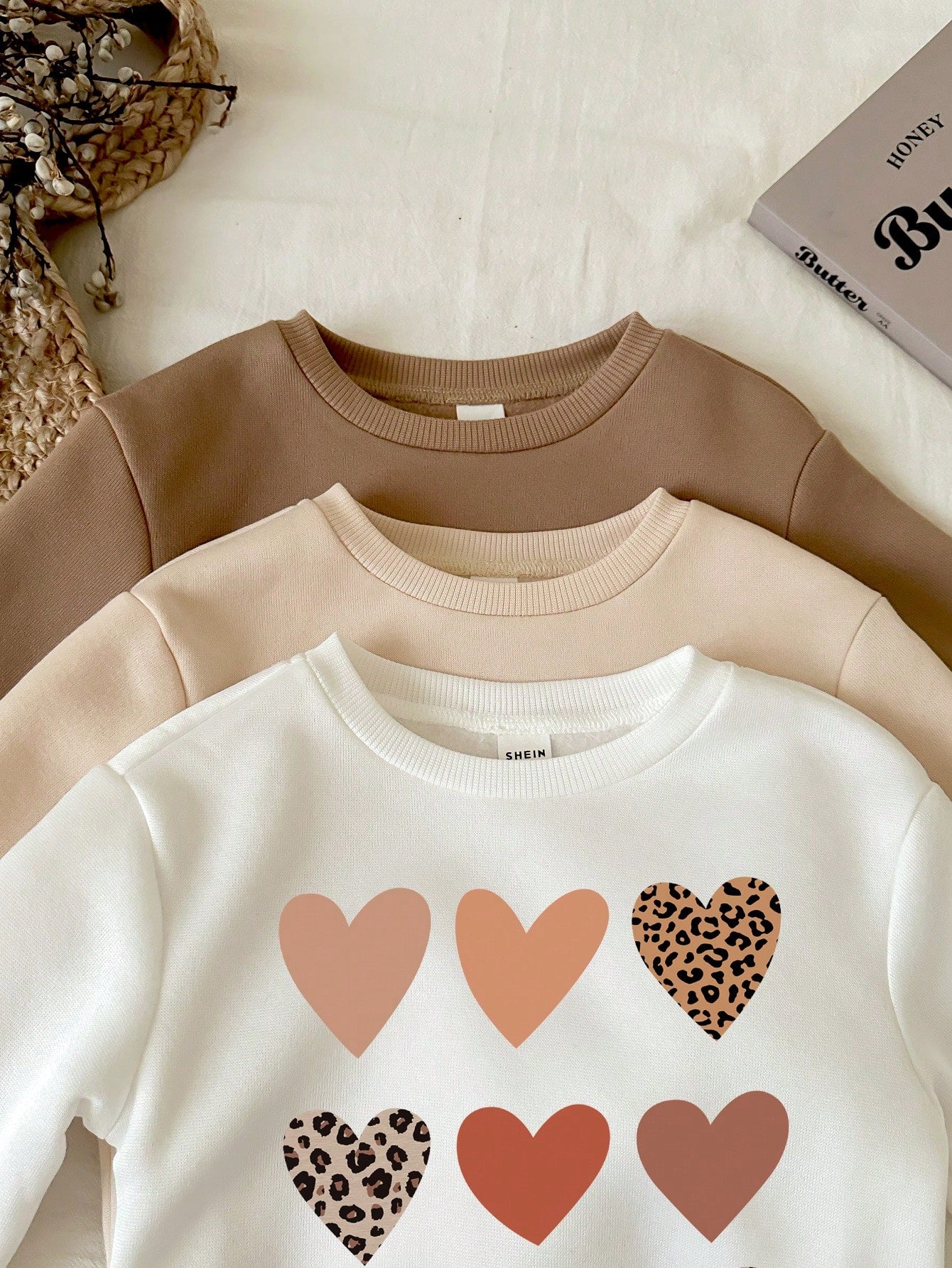 3pcs/Set Baby Girl Casual Chic Cute Cartoon Leopard & Heart Print White, Beige, Camel Thickened Thermal Lined Crew Neck Pullover Sweatshirts, Suitable For Autumn & Winter