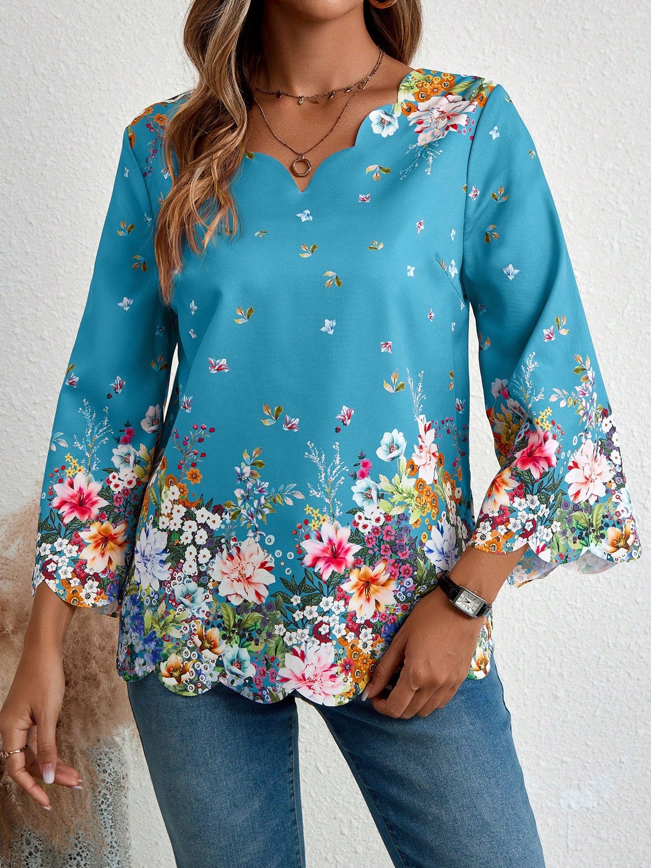 EMERY ROSE Women's Positioned Floral Print Scalloped V-Neck Mid-Sleeve Shirt