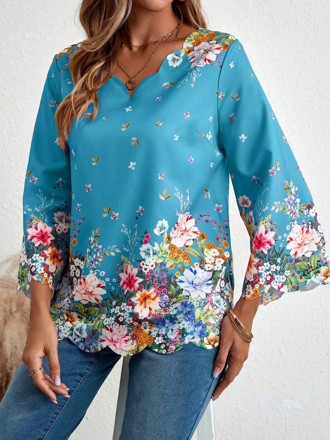 EMERY ROSE Women's Positioned Floral Print Scalloped V-Neck Mid-Sleeve Shirt