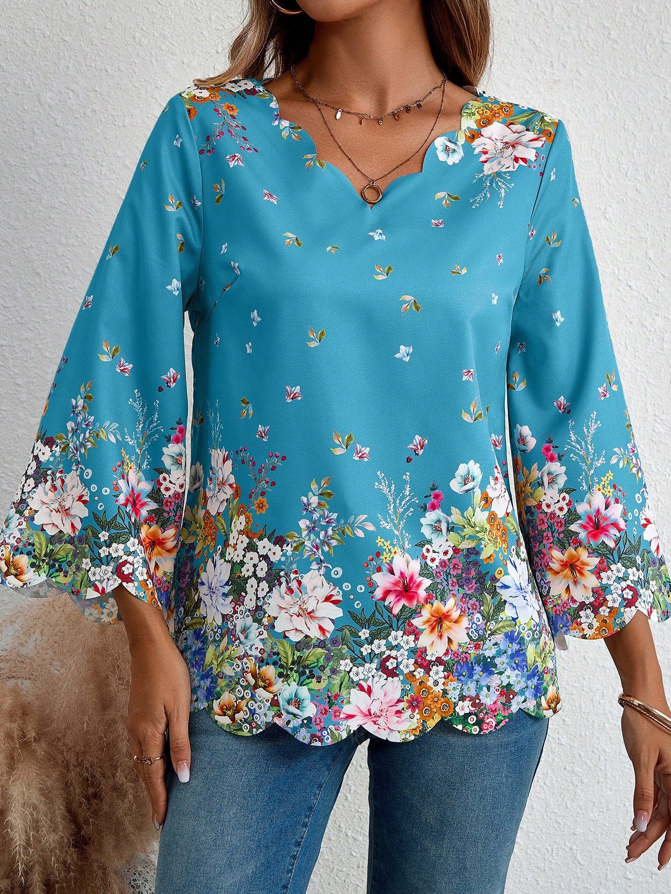 EMERY ROSE Women's Positioned Floral Print Scalloped V-Neck Mid-Sleeve Shirt