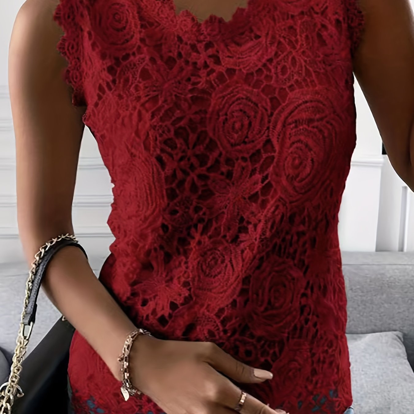 Chic Lace Contrast Tank Top - Flattering Sleeveless & Crew Neck - Versatile Casual Wear for Womens Everyday Style