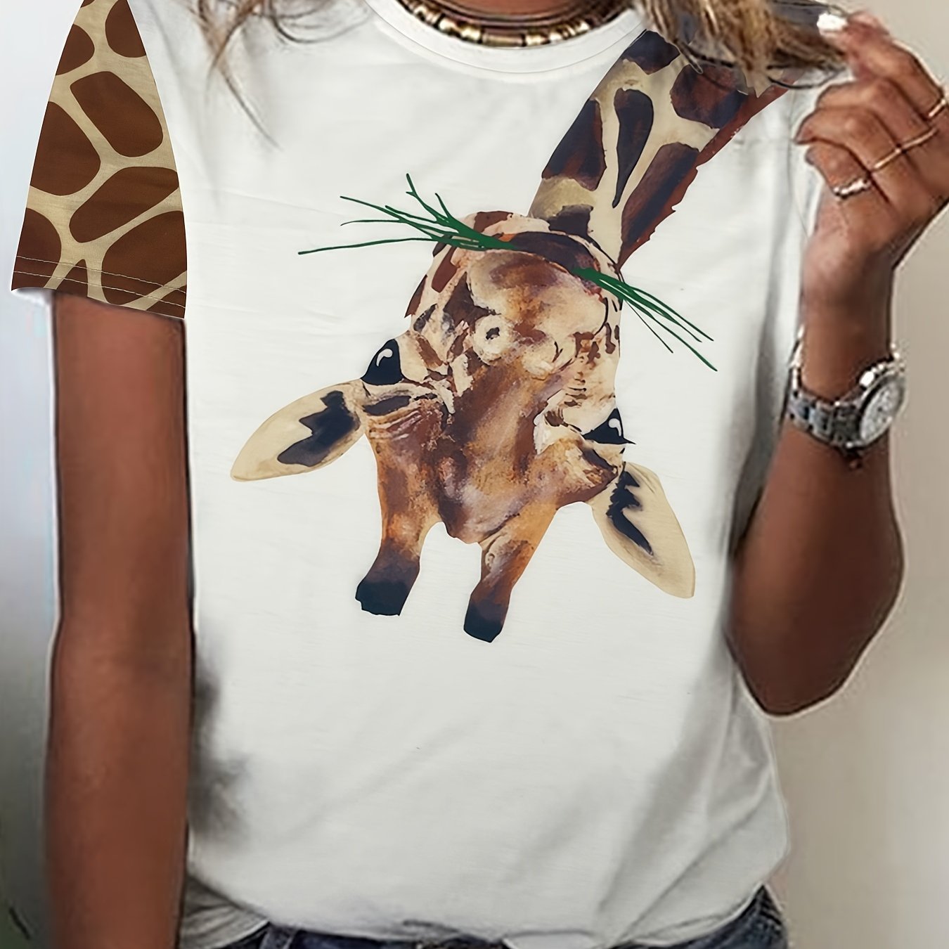 Trendy Giraffe Print T-Shirt - Comfortable Crew Neck, Short Sleeve for Casual Chic - Ideal Spring & Summer Wear - Womens Fashion Essential